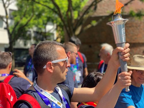 Ein Mitglied der Delegation trägt die Special Olympics Flamme