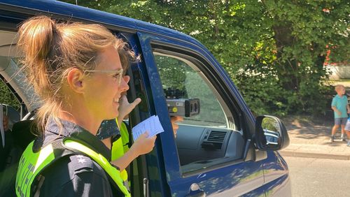 Polizeibeamtin Insa Walter überwacht die Geschwindigkeitsmessung 