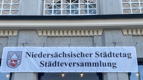 Das Banner weist auf die Städteversammlung des Niedersächsischen Städtetages hin