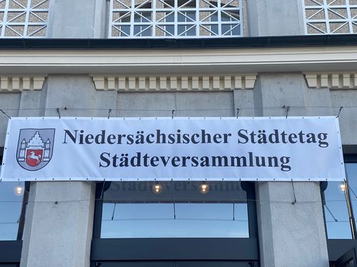 Das Banner weist auf die Städteversammlung des Niedersächsischen Städtetages hin