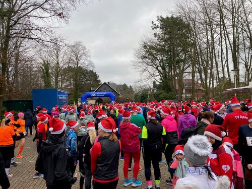 Gut 1000 Läuferinnen und Läufer gingen mit Weihnachtsmütze an den Start