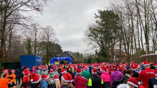 Gut 1000 Läuferinnen und Läufer gingen mit Weihnachtsmütze an den Start