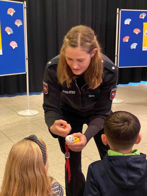 Marina Gunz, Polizeikommissarin Landkreis Cloppenburg, veranschaulicht den Kinder mit Ei Edgar, wie wichtig das Helmtragen ist.
