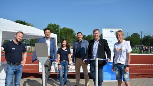 Am Stand des GUV OL probieren die Schirmherren der Veranstaltung die Pedalos aus