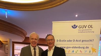 Michael May, Geschäftsführer des GUV OL, und Privatdozent Dr. med. Oliver Pieske vor dem Stand des GUV OL