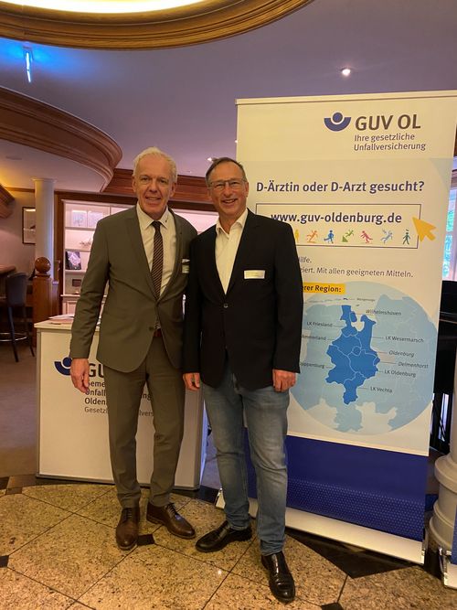 Michael May, Geschäftsführer des GUV OL, und Privatdozent Dr. med. Oliver Pieske vor dem Stand des GUV OL 