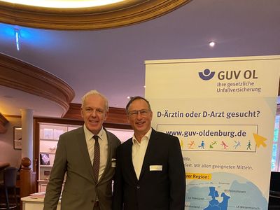 Michael May, Geschäftsführer des GUV OL, und Privatdozent Dr. med. Oliver Pieske vor dem Stand des GUV OL 