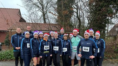 Die Läuferinnen und Läufer der Ammerland-Klinik GmbH mit dem Trio der GUV OL - Laufgruppe 