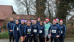 Die Läuferinnen und Läufer der Ammerland-Klinik GmbH mit dem Trio der GUV OL - Laufgruppe