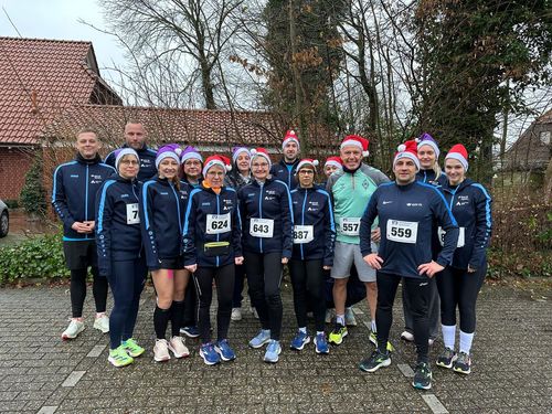 Die Läuferinnen und Läufer der Ammerland-Klinik GmbH mit dem Trio der GUV OL - Laufgruppe 