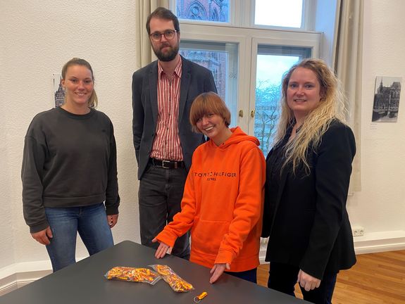 Tijana Cop, Mitglied im Orga-Team, zeigt die selbstgemachten Schlüsselbänder in den nordmazedonischen Nationalfarben rot und gelb