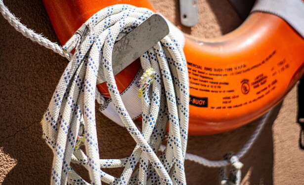 orangener Rettungsring mit Leine