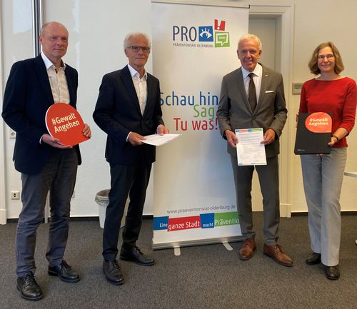 Thomas Rieckhoff, Vorsitzender, und Harald Lesch, Fördervereinsvorsitzender des Präventionsrats Oldenburg mit GUV OL-Geschäftsführer Michael May und PRO-Geschäftsstellenleiterin Melanie Blinzler nach der Unterzeichnung 