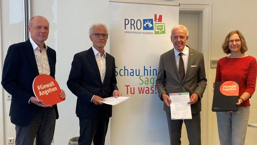 Thomas Rieckhoff, Vorsitzender, und Harald Lesch, Fördervereinsvorsitzender des Präventionsrats Oldenburg mit GUV OL-Geschäftsführer Michael May und PRO-Geschäftsstellenleiterin Melanie Blinzler nach der Unterzeichnung 