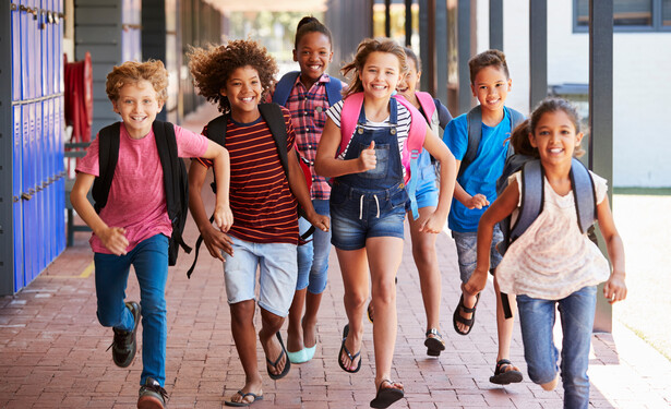 Laufende Schulkinder 