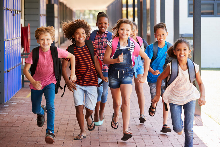 freudige, auf dem Flur laufende Schulkinder