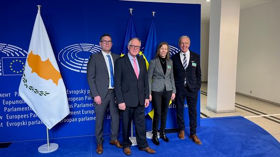 Geschäftsführer Thomas Wittschurky, FUK und Michael May, GUV OL und ihre Stellvertreter/innen Heike Hoppe, FUK und Henning Wolff, GUV OL, vor der EU-Parlamentswand