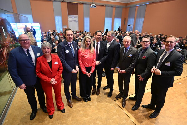 Ministerpräsident Olaf Lies und Landtagspräsidentin Hanna Naber mit den Vorsitzenden der Vertreterversammlung und des Vorstandes sowie der Geschäftsführung des GUV OL  