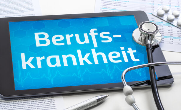 Ein Tablet mit dem Text Berufskrankheit auf dem Display
