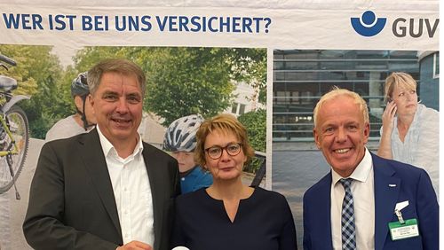 Daniela Behrens, Ministerin für Inneres und Sport, und Jürgen Krogmann, Oberbürgermeister Stadt Oldenburg mit Michael May, Geschäftsführer des GUV OL