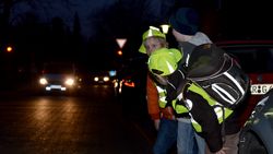 Quelle: Frick Dunkle Straße mit Kindern, die reflektierende Kleidung tragen