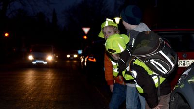 Quelle: Frick Dunkle Straße mit Kindern, die reflektierende Kleidung tragen