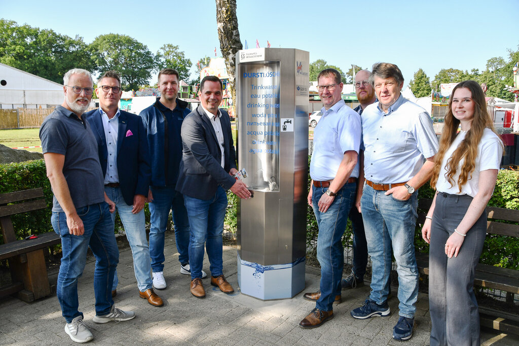 Den neuen Wasserspender testeten Volker Lampe, Henning Wolff, Jan Große Bley, Kristian Kater, Rolf Wichmann, Marktmeister Carsten Thöle, Josef Dödtmann und Melissa Sprengel (Marktwesen Stadt Vechta). 