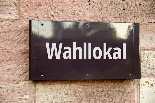Schild mit Aufschrift Wahllokal