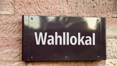 Schild mit Aufschrift Wahllokal
