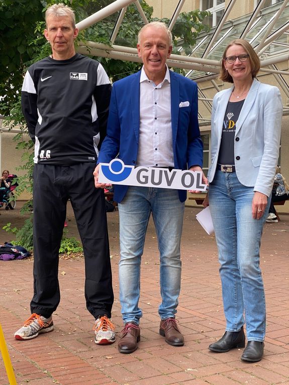 Burkhard Garmann, Sportverantwortlicher des CAG mit Michael May, Geschäftsführer des GUV OL und Annette Ovelgönne-Jansen, Schulleiterin