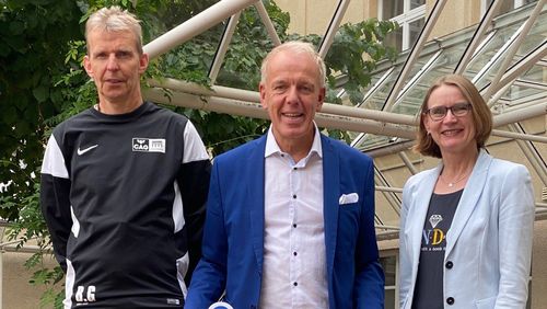 Burkhard Garmann, Sportverantwortlicher des CAG mit Michael May, Geschäftsführer des GUV OL und Annette Ovelgönne-Jansen, Schulleiterin