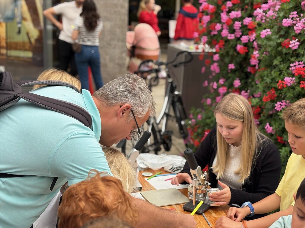 Info- und Beratungsangebot am Stand der öffentlichen Unfallversicherungsträger Niedersachsens, auch für Kinder mit Buttonmaschine
