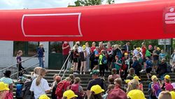 Kinder der Sportabzeichen-Challenge verlassen mit Schirmmützen und Urkunden die Veranstaltung