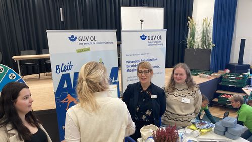 Im Einsatz: Johanna Verse, Öffentlichkeitsarbeit, und Lea Wilkens, Auszubildende, am Stand des GUV OL 