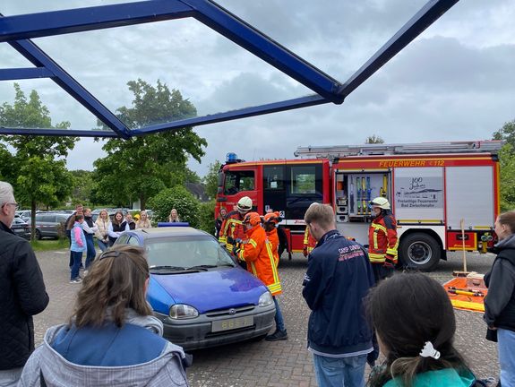 Die Feuerwehr demonstriert an einem Auto wie Insassen hieraus gerettet werden