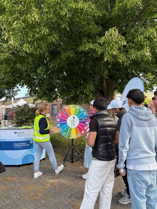 Schülerinnen und Schüler der BBS Ammerland am Stand des GUV OL 