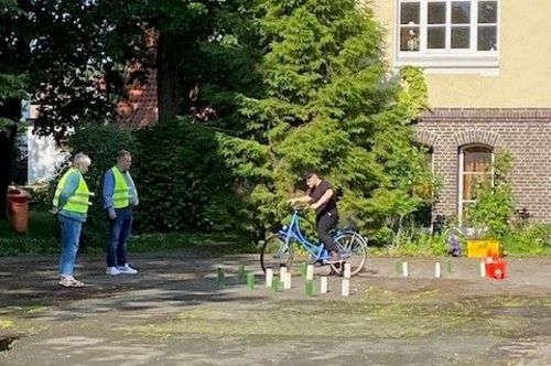 Ein Schüler fährt mit dem Fahrrad den Geschicklichkeitsparcours 
