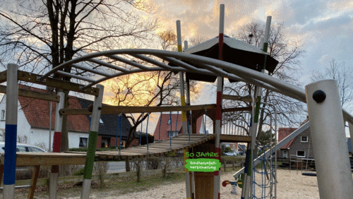 Hangelbogen auf einem Oldenburger Spielplatz mit Klettergerüst im Hintergrund