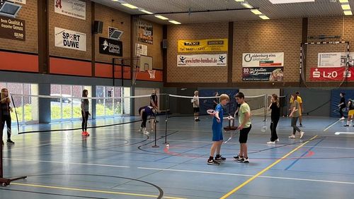 Sportlerinnnen und Sportler aus Nordmazedonien und der TSG Hatten beim gemeinsamen Badmintontraining