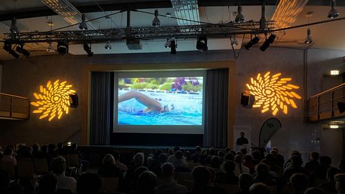 Der Film GOLD - auf der Großbildleinwand im Forum der IGS Flötenteich