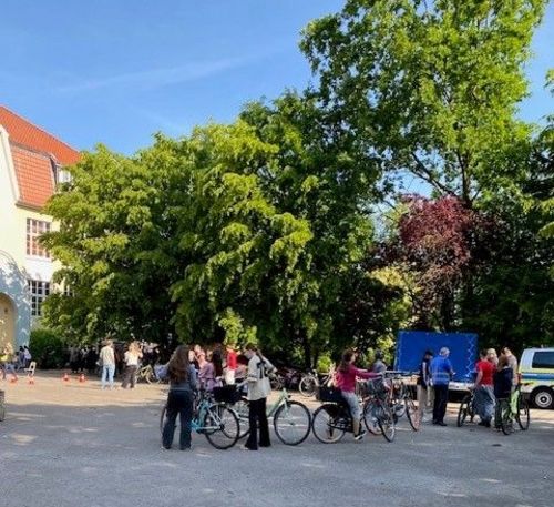 Schülerinnen und Schüler prüften unterstützt von der Polizei Nordenham wie verkehrssicher ihre Fahrräder sind
