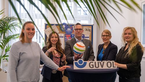 Projektverantwortliche Host Town 2023, Sam Westphal, Stadt Oldenburg und Leonie Schulte, Gemeinde Hatten, freuen sich über die Unterstützung durch den GUV OL 