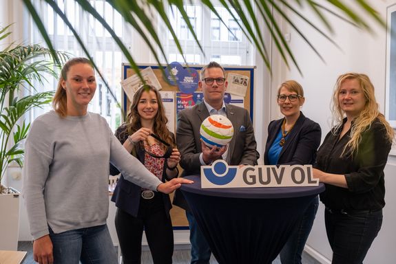Projektverantwortliche Host Town 2023, Sam Westphal, Stadt Oldenburg und Leonie Schulte, Gemeinde Hatten, freuen sich über die Unterstützung durch den GUV OL 