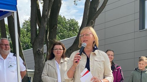 Foto (Verse): Angela Pauka, Präventionsleiterin des GUV OL, begrüßt die teilnehmenden Schülerinnen und Schüler und dankt allen beteiligten Akteuren