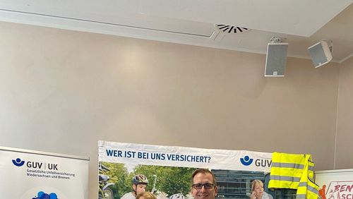 Vorstandsvorsitzender des GUV OL und Landrat des Landkreises Wesermarsch, Stefan Siefken, besucht den Gemeinschaftsstand