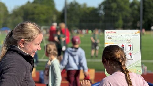 Lisa Meyer, Auszubildende des GUV OL, begleitet das Bewegungsangebot