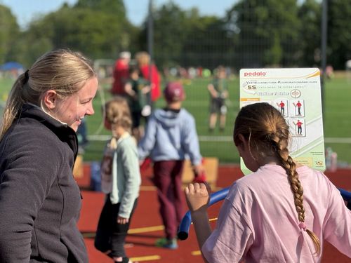 Lisa Meyer, Auszubildende des GUV OL, begleitet das Bewegungsangebot