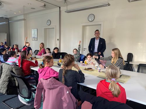 Henning Wolff, stv. Geschäftsführer des GUV OL, informiert die Kinder über Schulunfälle und deren Vermeidung