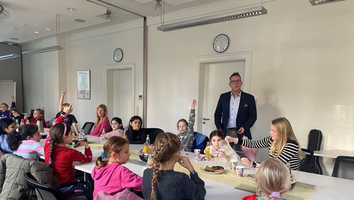 Henning Wolff, stv. Geschäftsführer des GUV OL, informiert die Kinder über Schulunfälle und deren Vermeidung