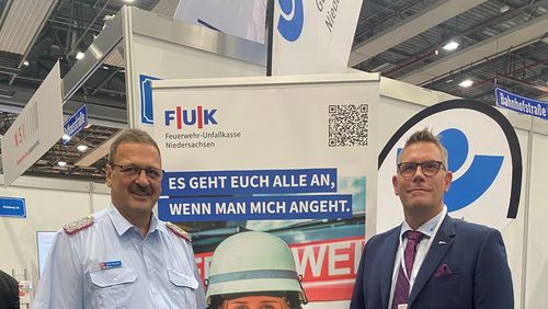 Kreisbrandmeister Olaf Kapke, Präsident des Nds. Landesfeuerwehrverbandes mit Henning Wolff, stv. Geschäftsführer des GUV OL